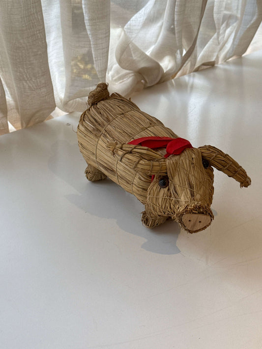 Flettet julegris med rødt bånd