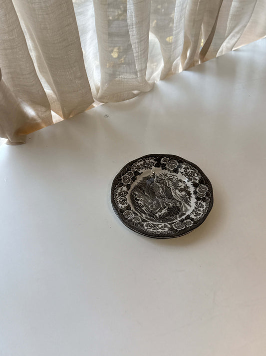 Lille tallerken i engelsk porcelæn