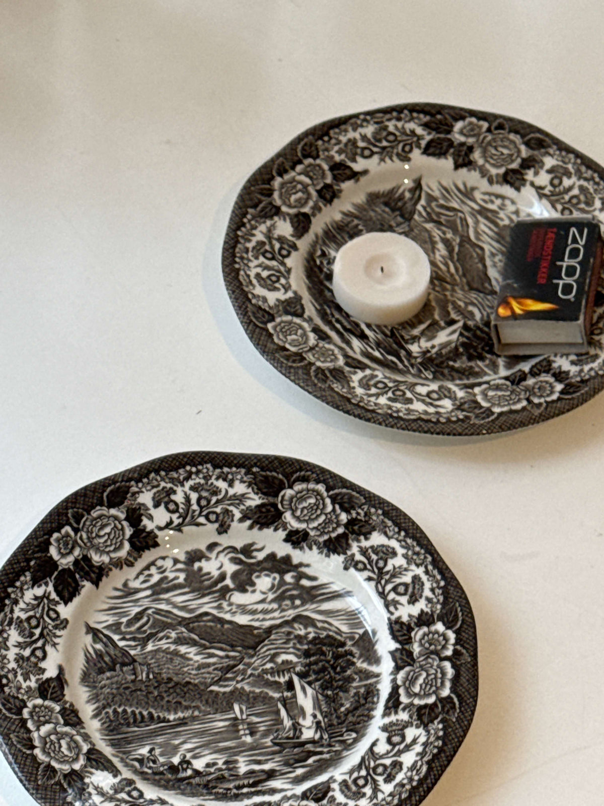 Lille tallerken i engelsk porcelæn