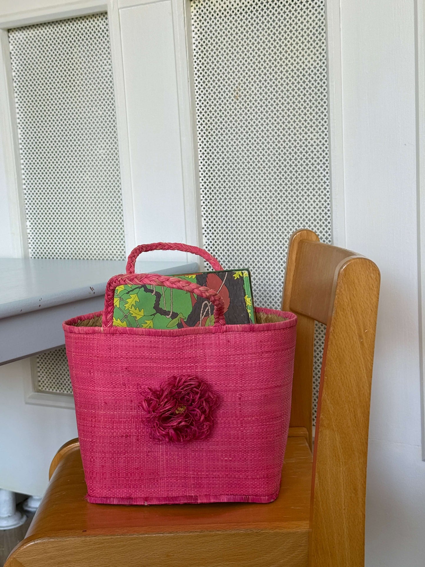 Lyserød rattan taske – sommerfavorit til børn