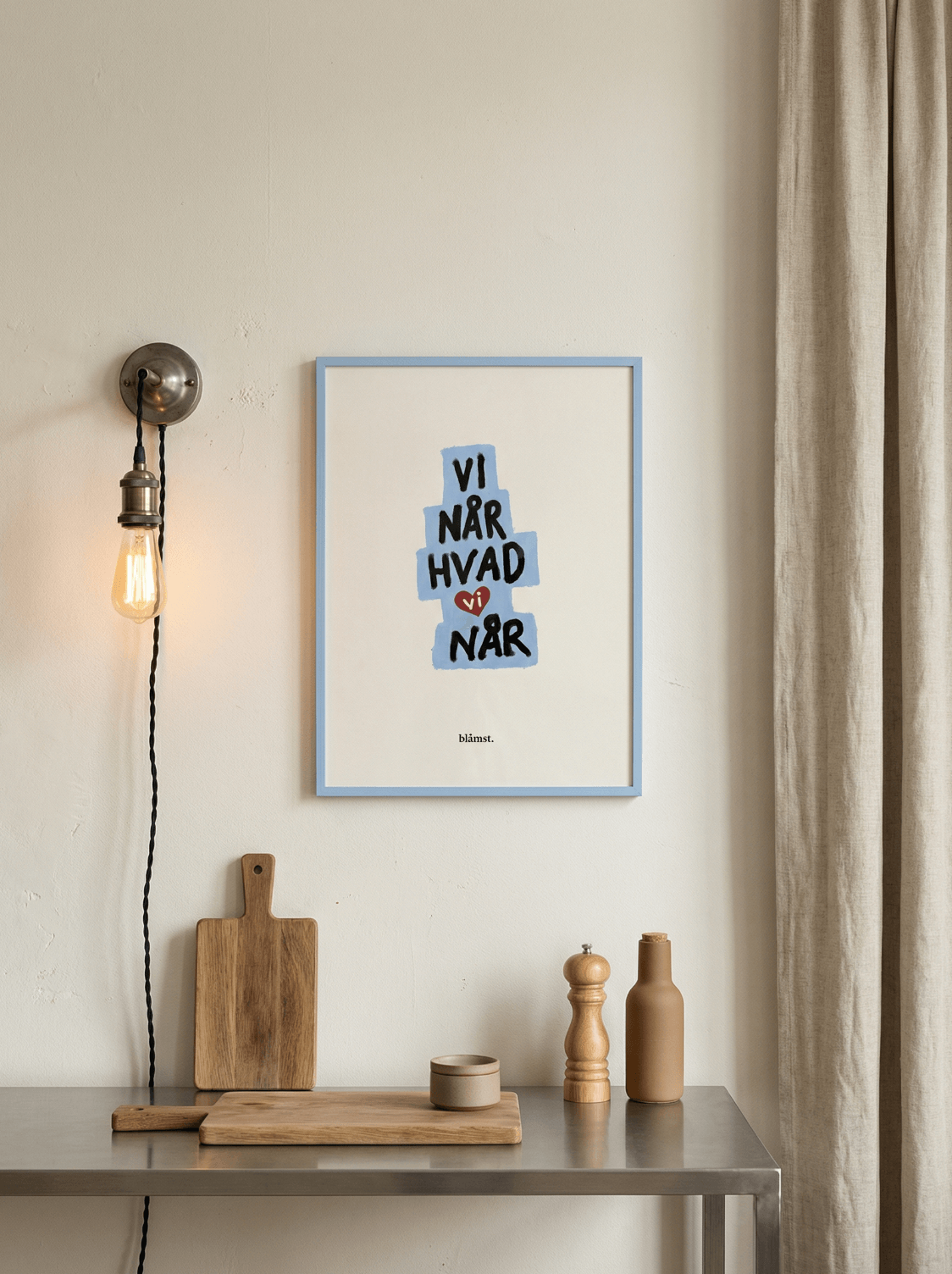 Blåmst Plakat - Vi når, hvad vi når hængende på en væg