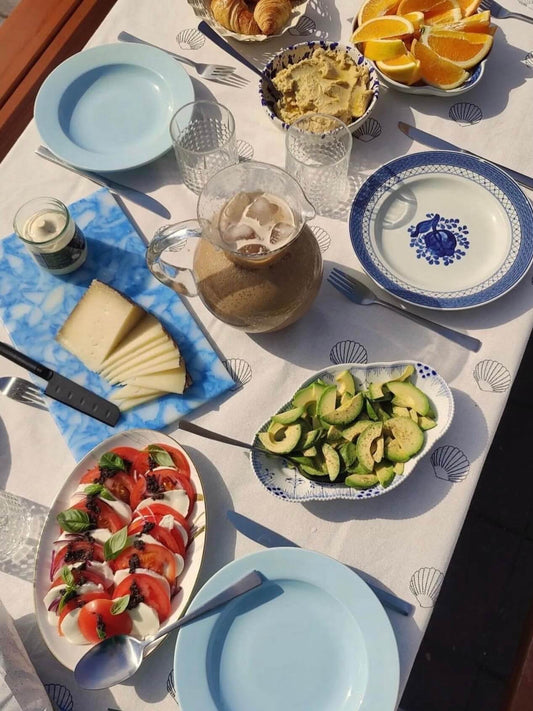 Musling Dug med håndbroderede muslinger – smuk og tidløs dug til en elegant borddækning, inspireret af havets former.