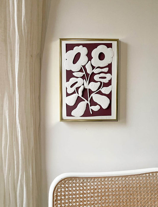 Blomster linoleumstryk i ramme hængende på væg – unikt kunstværk i farven Mocca.