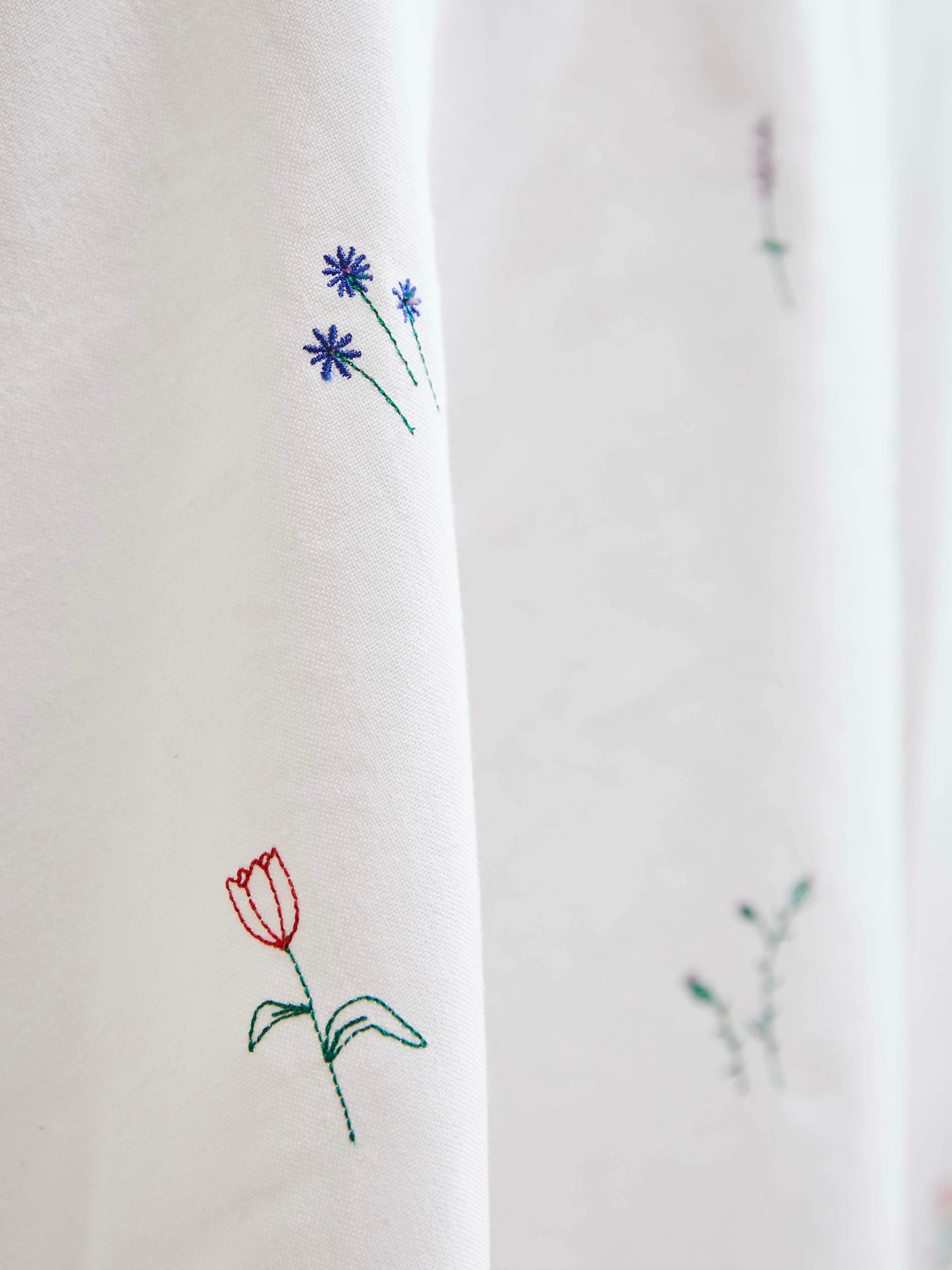 Flower Dug, håndtegnet og designet af Cille fra Blåmst – en dug inspireret af naturens blomster i et tidløst design."