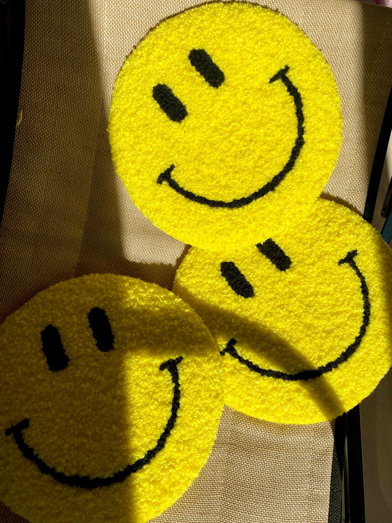 Lille Smiley Vægtæpper i gul – håndlavet tuftet vægophæng fra Riis Design, ca. 37 cm