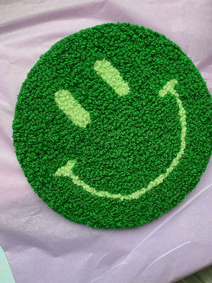 Grønt Smiley vægtæppe på lilla baggrund – håndlavet design fra @riisdesign.
