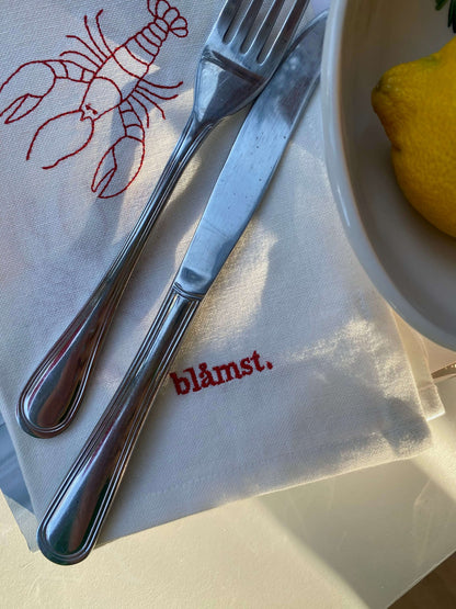 To hummer stofservietter på dækket bord – maritim borddækning