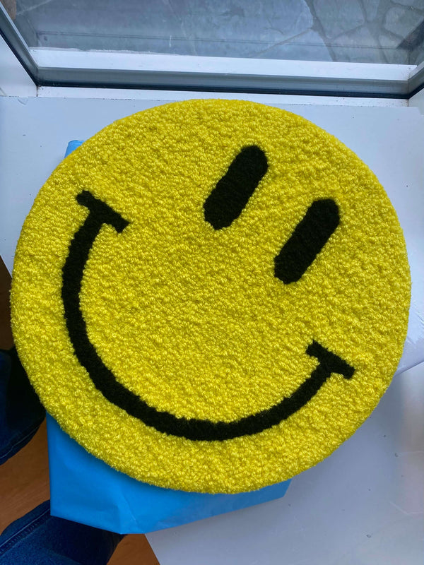 Smiley Vægtæpper (stor) – stort tuftet vægophæng fra Riis Design
