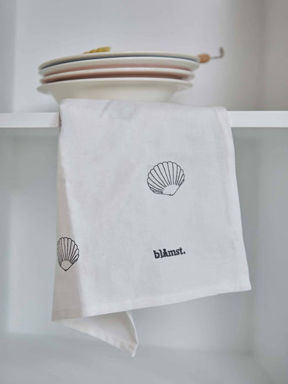 Musling Viskestykke – smukt broderet køkkentekstil, perfekt til en sanselig og stilfuld køkkenindretning.