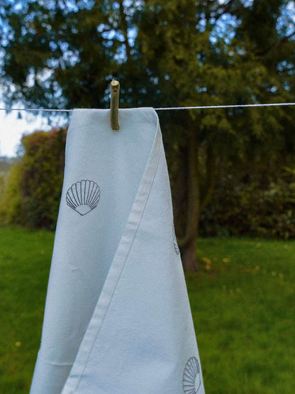 Detaljeret broderi på Musling Viskestykke – håndtegnede muslingemønstre broderet i fine sting, der giver viskestykket et unikt og organisk udtryk.