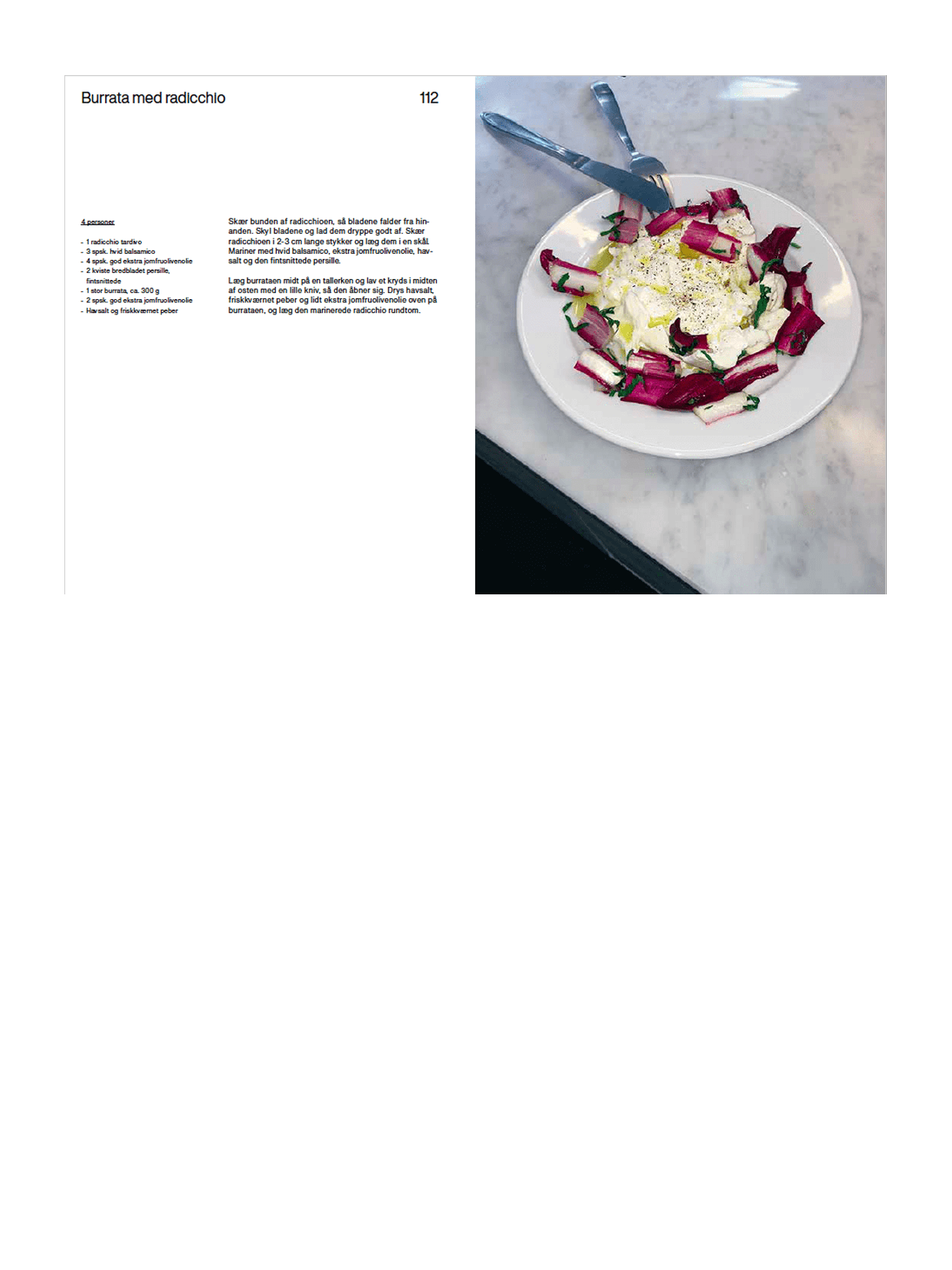 erveringsforslag med burrata, radicchio og krydderier, klar til bordet.