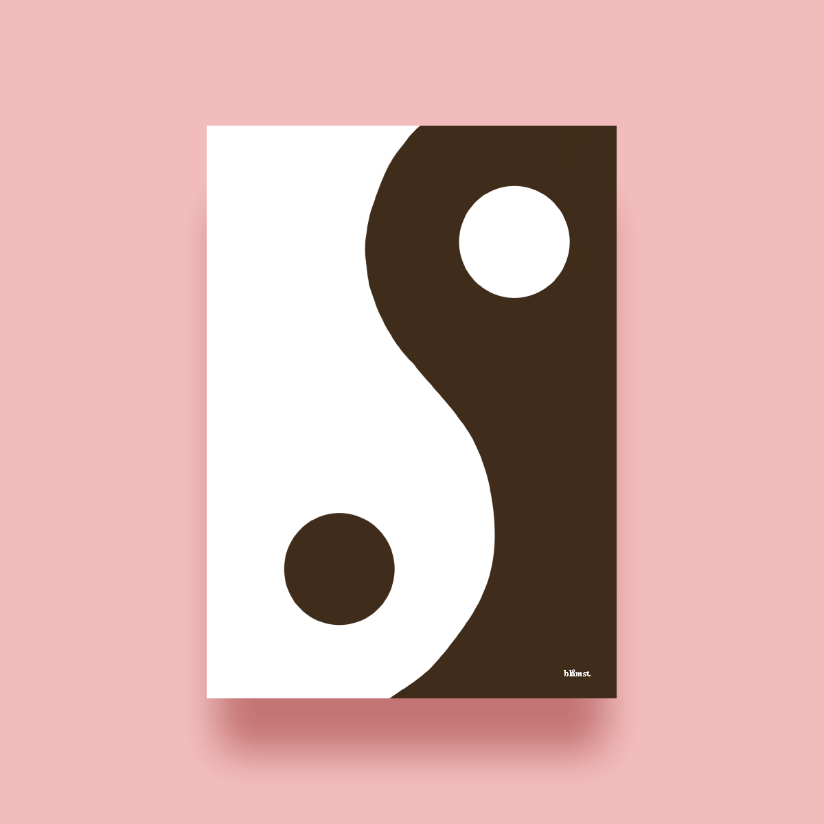 Blåmst Yin Yang plakat i brun og hvid, håndtegnet med minimalistisk udtryk.