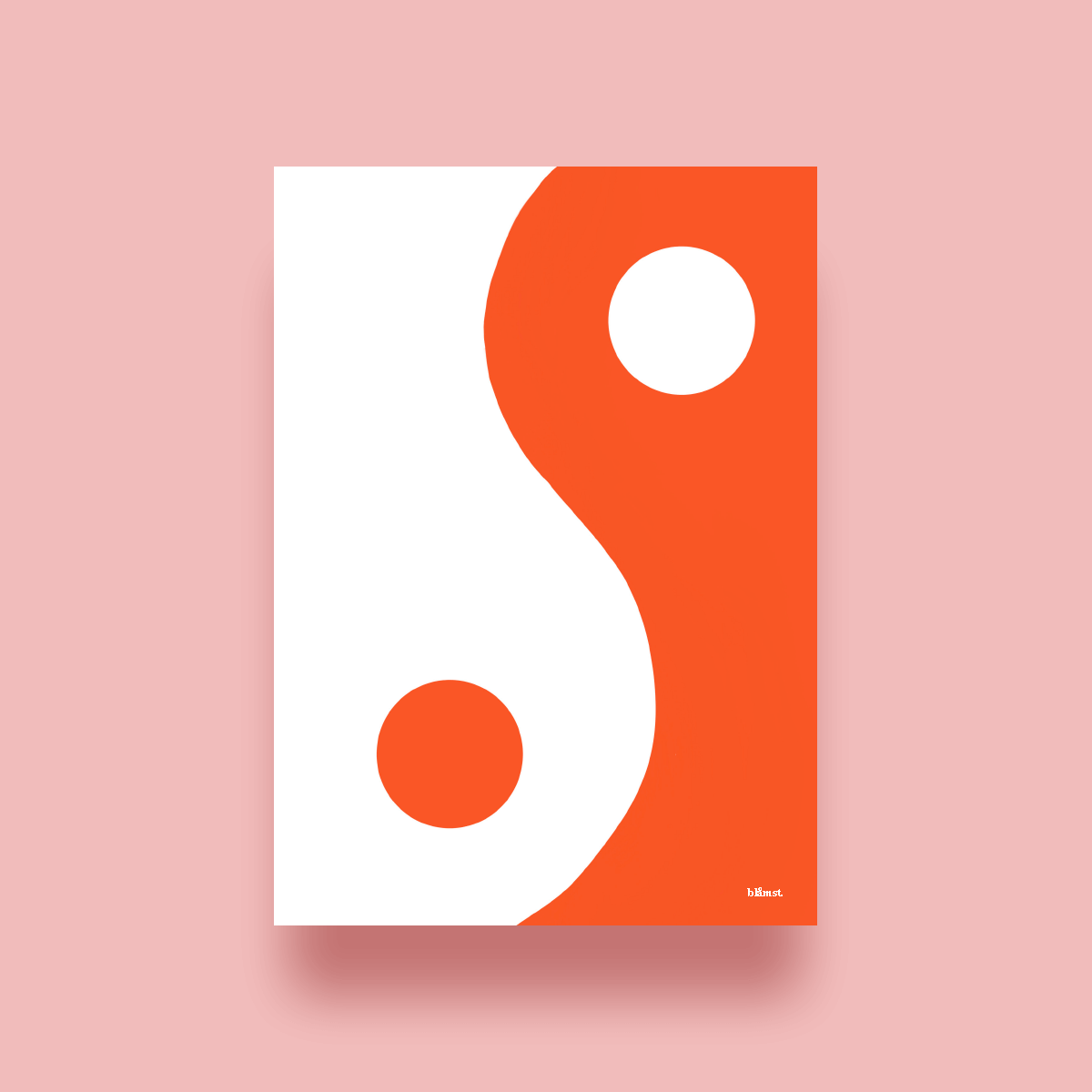 Blåmst Yin Yang plakat i orange og hvidt, med moderne design og symbolik.