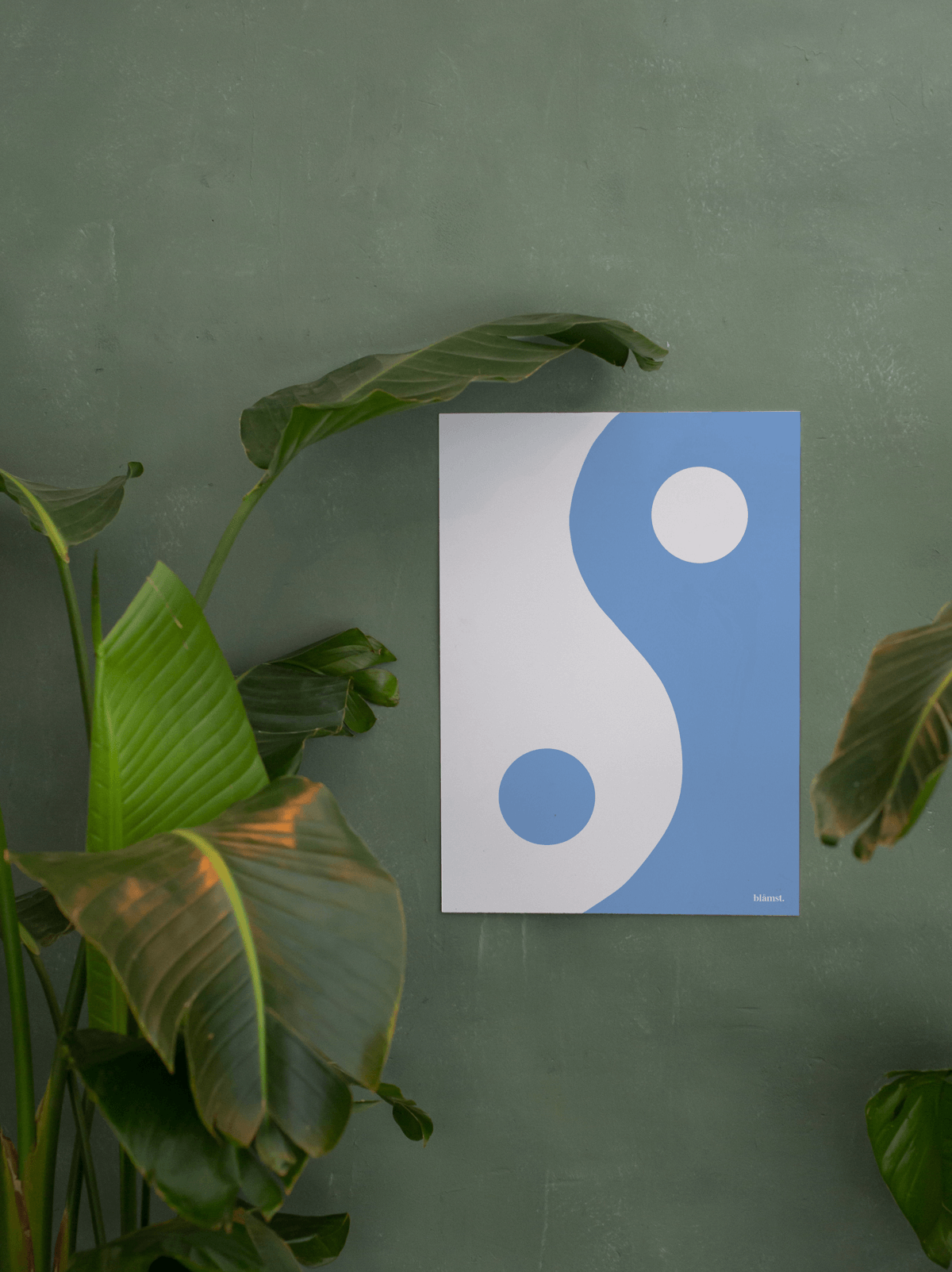 Lyseblå Yin Yang plakat fra Blåmst, fremhævet som del af en naturlig og harmonisk indretning."

