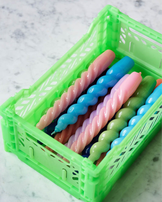 Aykasa Mini foldekasse i farven Fluorescent fyldt med farverige snoede lys – smart og stilfuld opbevaring.