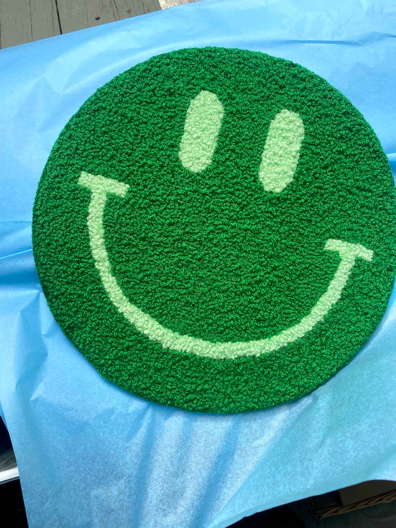 Stort mørkegrønt Smiley Vægtæppe – stor tuftet vægdekoration fra Riis Design, ca. 55 cm